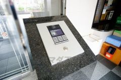 オートロックは、外部の人が自由に建物内に出入りできないため、不審者の侵入防止効果があります。安心のできる暮らしをご提供致します。