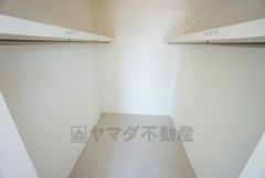 収納力豊富なウォークインクローゼット。洋服や小物などを1箇所にまとめて美しい収納を実現します。