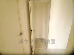 2階の廊下にも収納を確保。各居室に入りきれなかった荷物や、2階で使用する日用品のストック置き場に便利です。