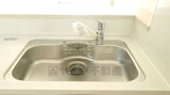 広々とした凸型シンクに洗剤ポケットを標準装備。大きなお鍋など洗いやすいです。