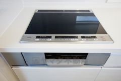 同仕様写真。汚れてもサッとふける、お手入れのしやすいIHクッキングヒーター。オール電化なので経済的です。