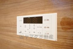 湯量・湯温の設定、そして保温までワンタッチのフルオートバス。便利な追い炊き機能付きです。