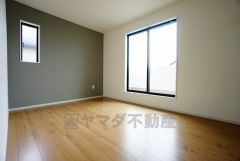 寛ぎの時間を紡ぎだす主寝室は、大型ベッドを置いても余裕の広さを確保しています。