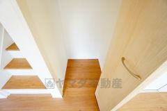 物が散らかりやすいリビングに収納スペースを確保。書類や雑貨をひとまとめにできまるため、お部屋をすっきりさせることが出来ます。