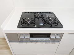 同時にたくさんの料理が調理できる3口コンロ。長時間熱を通しておきたい煮込み料理を作りながら、炒め物など同時進行で進められます。