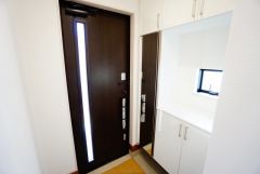たっぷり収納できるシューズボックスです。家族全員の靴がきれいに整頓できます。棚の上にお花や写真を飾っても良いですね。