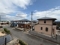 住宅地ですが隣家との高さを変えてバルコニーを設置しているので景色を楽しめるようになっています。また南東向きで陽射しも確保しています。