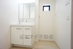 同仕様写真。三面鏡つき洗面台。鏡裏にたっぷりとした収納スペースがあります。鏡を閉めてしまえば小物は見えないため、スッキリとした印象の洗面台にできます。