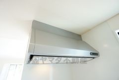 風量が弱・強と切替え可能なレンジフードが調理中の煙をしっかり吸い込みます。手元を照らすライト付きです。