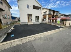 駐車スペースはゆとりある4台分を確保。マイカー用に、お客さま用に、余裕を持ってご利用いただけます。