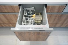 同仕様写真。家事の時間が短縮できるフルオープンで開けやすい食器洗い乾燥機付。食事後に家族とのくつろぎタイムをしっかり取れます。