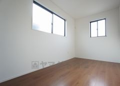 同仕様写真。2面採光を確保した明るい室内は、風通しも良く、大変居心地の良い空間となっております。爽やかな風を感じて起きる朝は、快適生活の始まりに。