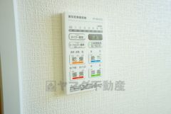 雨の日の洗濯も安心できる浴室暖房乾燥機付き浴室。リモコンで操作もボタン1つで簡単。