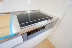 お手入れのしやすいIHクッキングヒーターです。3口コンロなので、効率よくお料理が楽しめます。毎日のお料理も楽しくなりますね＾＾