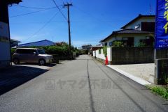 1号棟前面道路。大型車の通行が少なく、騒音や振動が少ないので静かで快適な生活を送れます。