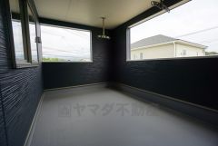 幅広のインナーバルコニーは急な雨から洗濯物を守りやすく、眩しすぎる日差しも和らげます。