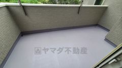 陽当たりの良いバルコニーです。お洗濯やお布団干しはもちろん、日光浴スペースにも。足元は防水工事施工済です。