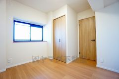 暖かい日差しが差し込む洋室。たっぷり収納できるクローゼット付きでお部屋の中をすっきりと快適に保てます。