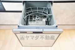 食事の後の手間を解消する食器洗い乾燥機付。冬場の洗い物で手荒れの悩みもなくなります。手洗いよりも節約できて便利。