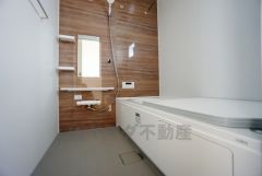 1日の疲れを癒すくつろぎのバスルーム。足を伸ばしてもゆったりと入れるサイズです。お子様と一緒にお風呂に入っても狭くないですね^^