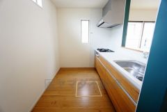 リビングにいるお子様を見守りながらお料理ができる対面キッチン。カウンタートップの汚れもサッと拭き取ることができ、お掃除ラクラク＾＾