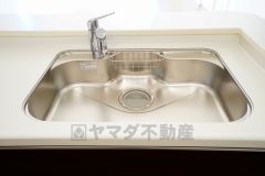 広々とした凸型シンクに洗剤ポケットを標準装備。大きなお鍋など洗いやすいです。