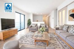 家具はイメージです。大きな窓のあるリビングは、陽光あふれる明るい空間です。居心地良く、ご家族皆がゆったり寛げる憩いの空間となりそうです。