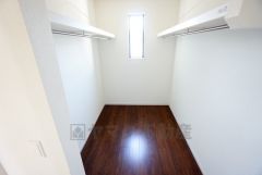 収納力豊富なウォークインクローゼット。洋服や小物などを1箇所にまとめて美しい収納を実現します。スーツケースのような大型の荷物も置けます＾＾