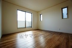 同仕様写真。寛ぎの時間を紡ぎだす主寝室は、大型ベッドを置いても余裕の広さを確保しています。