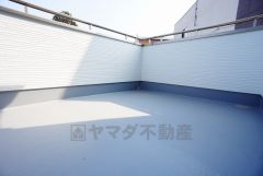 陽当たりの良いバルコニーです。お洗濯やお布団干しはもちろん、日光浴スペースにも。足元は防水工事施工済です。