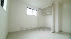 暖かい日差しが差し込む洋室。たっぷり収納できるクローゼット付きでお部屋の中をすっきりと快適に保てます。