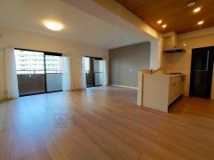 大きな窓のあるリビングは、陽光あふれる明るい空間です。居心地良く、ご家族皆がゆったり寛げる憩いの空間となりそうです。