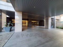 エントランスのドアは全面ガラス張り。スタイリッシュでオフィスビルのような雰囲気ですね。