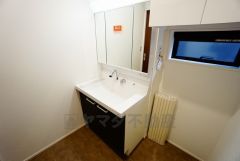 同仕様写真。三面鏡つき洗面台。鏡裏にたっぷりとした収納スペースがあります。鏡を閉めてしまえば小物は見えないため、スッキリとした印象の洗面台にできます。