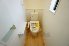 同仕様写真。温水洗浄機付トイレです。節水機能もあるので、安心して使えますね。もちろん、1階2階の2ヶ所にトイレがあるので、忙しい朝にもゆとりができますね。