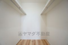 同仕様写真。収納力豊富なウォークインクローゼット。洋服や小物などを1箇所にまとめて美しい収納を実現します。スーツケースのような大型の荷物も置けます＾＾