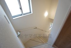 同仕様写真。小さなお子様やご高齢の方でも安心できる、手すり付き階段。段差も低めで設定されており、安全性にも優れています。