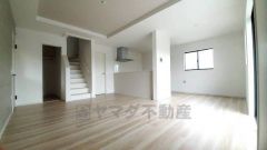 対面式キッチンを中心としたリビングダイニングで家族の会話が弾みそうです。