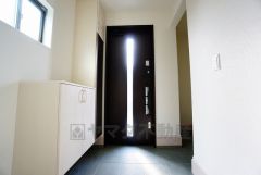 同仕様写真。たっぷり収納できるシューズボックスです。家族全員の靴がきれいに整頓できます。棚の上にお花や写真を飾っても良いですね。