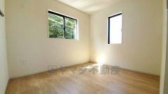 2面採光を確保した明るい室内は、風通しも良く、大変居心地の良い空間となっております。爽やかな風を感じて起きる朝は、快適生活の始まりに。