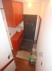 たっぷり収納できるシューズボックスです。家族全員の靴がきれいに整頓できます。棚の上にお花や写真を飾っても良いですね。