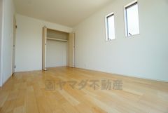 同仕様写真。住む人のこだわりを活かす洋室＾＾広めのクローゼットもあり荷物もすっきり片付けられ、ゆとりのある暮らしが出来ます＾＾