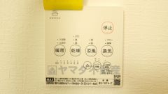 浴室暖房乾燥機付き。天候に左右されず、いつでも好きなときに洗濯物を干せるので、仕事や家事で忙しい方に重宝します。