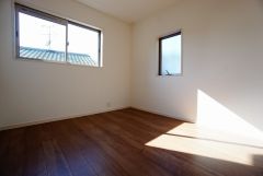 同仕様写真。2面採光を確保した明るい室内は、風通しも良く、大変居心地の良い空間となっております。日当たりがよく、子供部屋としての利用もおすすめ。