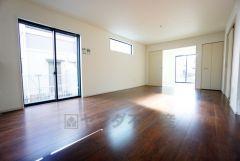 大きな窓のあるリビングは、陽光あふれる明るい空間です。居心地良く、ご家族皆がゆったり寛げる憩いの空間となりそうです。