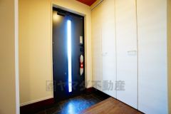 たっぷり収納できるシューズボックスです。家族全員の靴がきれいに整頓できます。棚の上にお花や写真を飾っても良いですね。