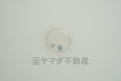 火災による煙や熱を感知して、警報音やブザー等で火災の発生を知らせてくれる火災警報器。