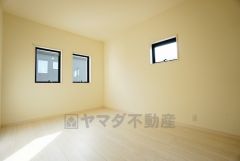 2面採光を確保した明るい室内は、風通しも良く、大変居心地の良い空間となっております。