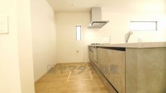 リビングにいるお子様を見守りながらお料理ができる対面キッチン。カウンタートップの汚れもサッと拭き取ることができ、お掃除ラクラク＾＾