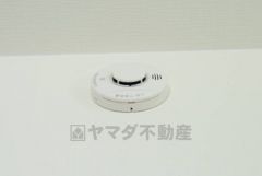 火災による煙や熱を感知して、警報音やブザー等で火災の発生を知らせてくれる火災警報器。